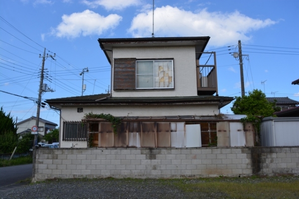 郊外の空き家