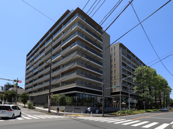 駅近に建つマンション。若い世代には、駅から少し離れた戸建て住宅よりも、駅近のマンションが人気のようだ