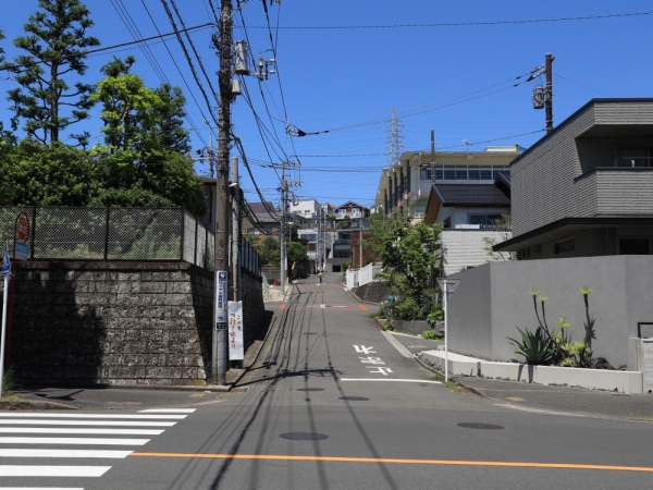 若い頃は気にならない坂も、年齢を重ねると日常生活の負担になる