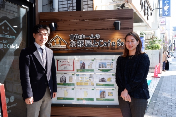 吉住ホーム 中野新橋店(1階は「吉住ホームのお部屋とCafe」)にて、岩田氏(写真左)とLIFULL HOME'S総研 渋谷(写真左)