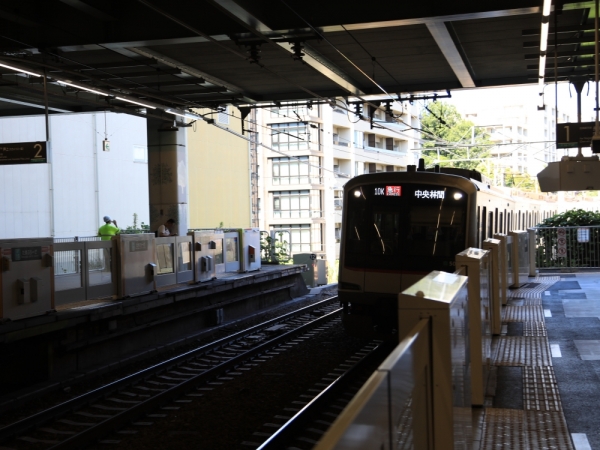 たまプラーザ駅から渋谷駅までは急行で20分ほど。新横浜や横浜、桜木町、関内方面へは</br>隣のあざみ野駅で横浜市営地下鉄に乗り換えて行くことができる