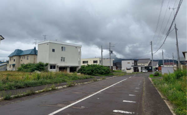 倶知安市街地の住宅街。リゾート地区とは異なる落ち着いた住環境が広がり、地域住民の暮らしを支えている。