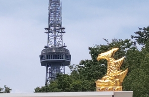 金シャチは名古屋城のみに非ず。栄のバス停にも鎮座している