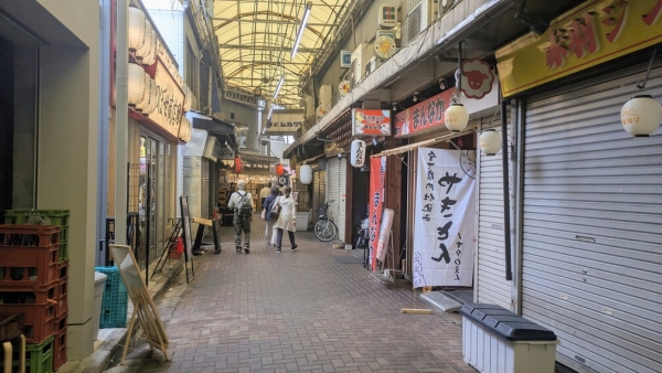 飲食店が並ぶアーケード「赤羽一番街 シルクロード」