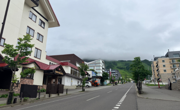 ニセコひらふ地区。海外資本によるホテルやコンドミニアムの開発が進み、国内有数の国際スキーリゾートへと発展した。