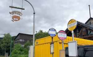 ペンション街(看板)。外国人旅行者向けのホテルや飲食店が集まり、多言語表記の案内やバス停も見られる。