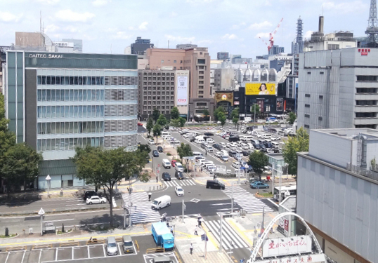 栄町ビルなどがあった一帯は駐車場に。かつてはツインビル構想もあった。都心に広がる一等地の再開発が待たれる