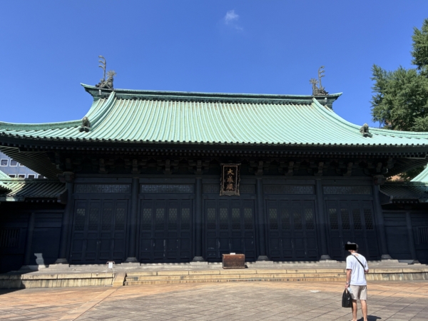 左:広重『名所江戸百景 湯しま天神坂上眺望』、魚栄、安政3。右:広重『名所江戸百景 昌平橋聖堂神田川』、魚栄、安政4 ※出典:国立国会図書館デジタルコレクション