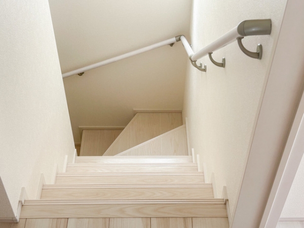 3階建てに多い回り階段。省スペースでも階段を設置できるメリットがある反面、踏み外しによる転落リスクや大きな家具・家電の搬入が困難になるなどのデメリットも