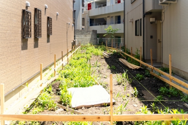 両隣に建物が密集している場合、中央部分の室内に自然光が届きにくく、風が通り抜けないリスクも
