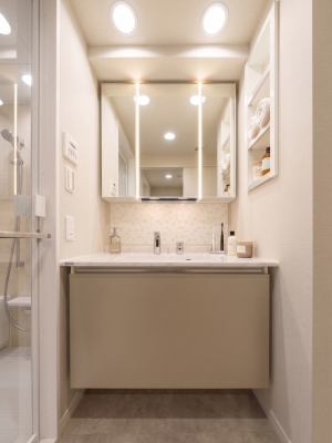 壁にニッチをつくった、お洒落かつ使いやすい洗面台。中古住宅による長期優良住宅の認定取得は、現状では行政側も手探りのようだ
