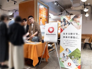 イベントではベビーカーを押したカップルや1人参加の方など、多彩な来場者層に丁寧に話を聞いていた