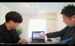 営業担当者によるロールプレイング。さらに最近は、AIを活用してトレーニング内容・シチュエーションをどう作るかといった研究・開発も行っている