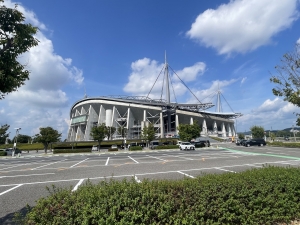 ▲約4万5,000人を収容する圧倒的な規模を誇る「豊田スタジアム」は、市の中心駅から徒歩圏内に位置するという全国でも稀有な立地が特徴
