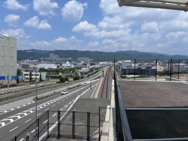 キューズモールから望む箕面萱野駅周辺