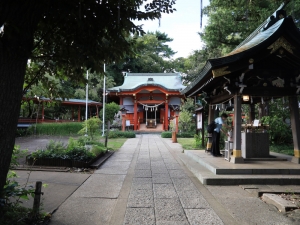 駅から徒歩3分ほどの場所にある「熊野神社」。自由が丘の、お洒落な街だけではない一面を見ることができる