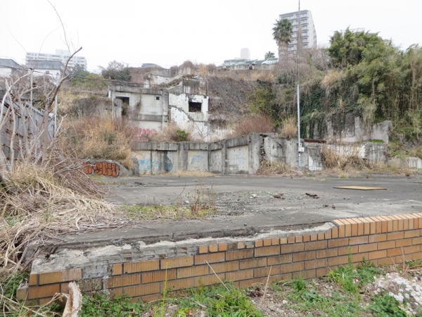 マチモリ不動産の三好さん。撮影したのは二見さんと同じ、旧つたや内のヨルノアタミという夕方から開く雑貨店。街の案内もしてもらえるそうだ(筆者撮影)