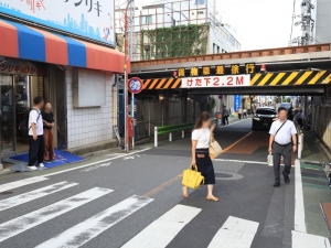 大型車は通行できないであろう、自由が丘駅近くの道路。上は東横線