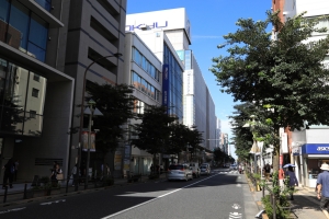 百貨店などの大型商業施設や銀行などが立ち並ぶ吉祥寺通り。大通りから少し入ると、小さな店が軒を連ねる路地が広がっている