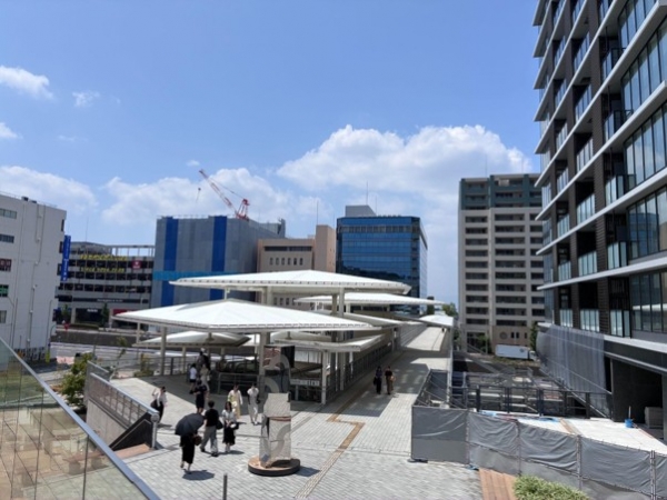 箕面船場阪大前駅の8枚の膜屋根