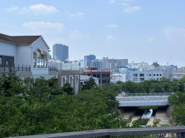 キューズモールから望む箕面萱野駅周辺