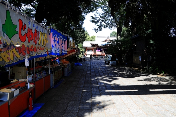 百貨店などの大型商業施設や銀行などが立ち並ぶ吉祥寺通り。大通りから少し入ると、小さな店が軒を連ねる路地が広がっている