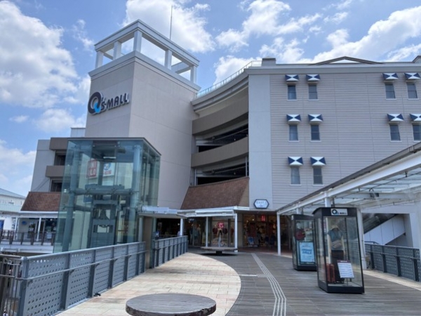 箕面船場阪大前駅の8枚の膜屋根