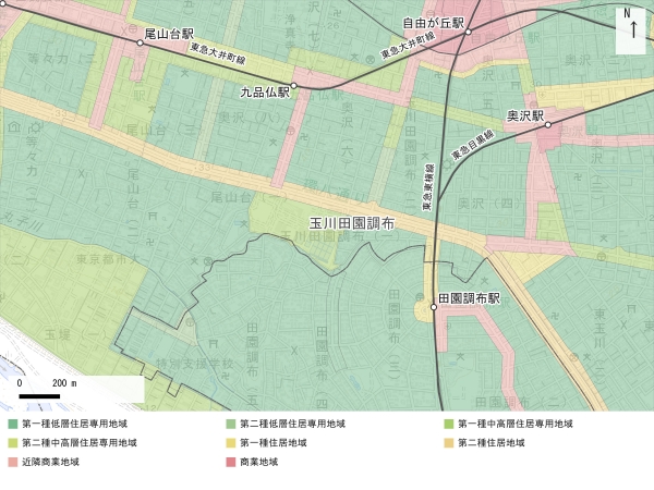 玉川田園調布周辺の用途地域。環八通りなどの道路沿いと、背後の住宅地の指定の違いを読むためのGIS編集図。地区計画の区分は後掲の地区計画図で確認する。※出典:国土数値情報「都市計画決定情報(2024年度)」「鉄道(2025年)」「行政区域(2026年)」、地理院タイル(淡色地図)を加工。
