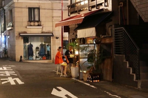 階段の上の空き家を利用して誕生した古着店「静電気」。現在は近くの空き家を宿にしようと作業中とのこと(筆者撮影)