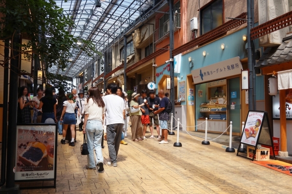平和通り商店街の賑わい。最近はいつでもこんな状況が続いている(筆者撮影)