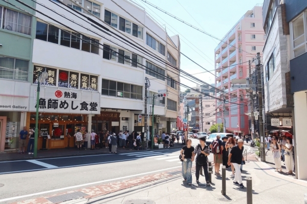 熱海プリン。レトロなFん行の瓶入りで、その絵になるスタイルがあっという間に評判になった(筆者撮影)
