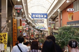平和通り商店街の賑わい。最近はいつでもこんな状況が続いている(筆者撮影)