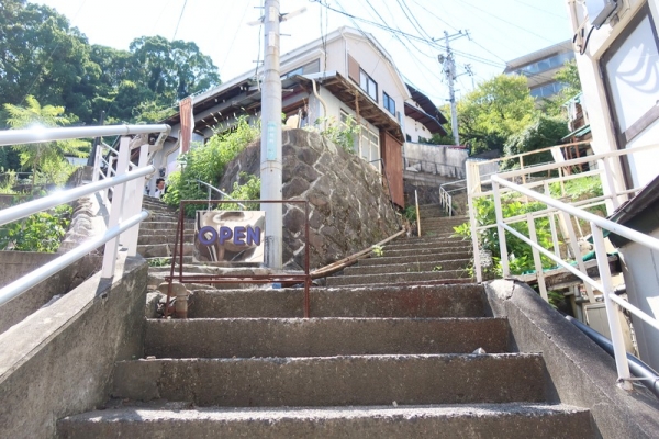 階段の上の空き家を利用して誕生した古着店「静電気」。現在は近くの空き家を宿にしようと作業中とのこと(筆者撮影)