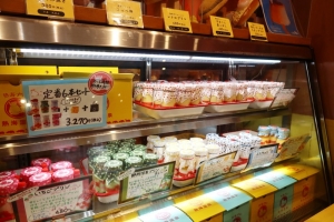 熱海プリン。レトロなFん行の瓶入りで、その絵になるスタイルがあっという間に評判になった(筆者撮影)