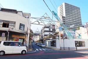 熱海銀座商店街でもホテル建設が始まっている(筆者撮影)