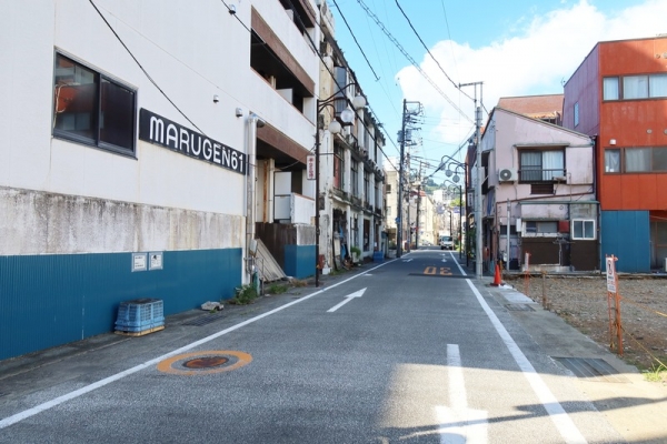 マチモリ不動産の三好さん。撮影したのは二見さんと同じ、旧つたや内のヨルノアタミという夕方から開く雑貨店。街の案内もしてもらえるそうだ(筆者撮影)