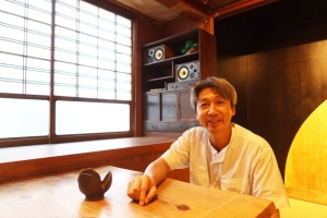 話を伺った二見さんは老舗の干物屋さんの経営者。話を聞かせていただいた場所は昔の妓楼をクラファンなどを利用して再生した旧つたや内の肉豆富屋「松坂」(筆者撮影)