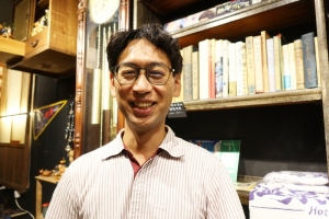 マチモリ不動産の三好さん。撮影したのは二見さんと同じ、旧つたや内のヨルノアタミという夕方から開く雑貨店。街の案内もしてもらえるそうだ(筆者撮影)