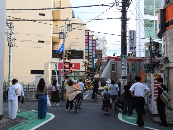 線路の手前側が、再開発予定の東地区。踏切を通過しているのは大井町線の車両