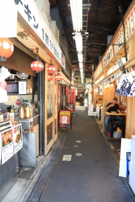 気軽に立ち寄れる雰囲気も「ハーモニカ横丁」の魅力。</br>
小さなお店が100件ほど並んでいる