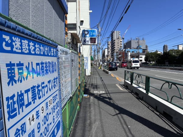 千石駅予定地周辺。千石の四ツ目通り沿い。既存の街並みの中で延伸工事が進む。※2026年9月撮影。