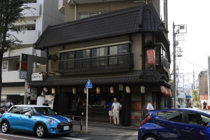 パークエリアにある、有名な「いせや」の総本店。時間があれば久しぶりに立ち寄りたかった