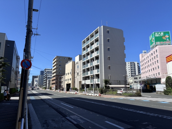 しおかぜ橋から枝川方面を望む。汐見運河沿いには事業所が並ぶ。※2026年9月撮影。