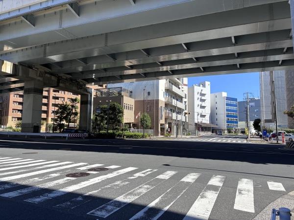 しおかぜ橋から枝川方面を望む。汐見運河沿いには事業所が並ぶ。※2026年9月撮影。