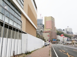 つたやホテル跡地で建設途中で止まっていた商業施設。現在はきれいなホテルになっている(2016年 筆者撮影)