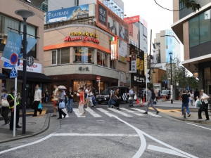 人も車も通行しにくそうな、自由が丘駅前のロータリー付近