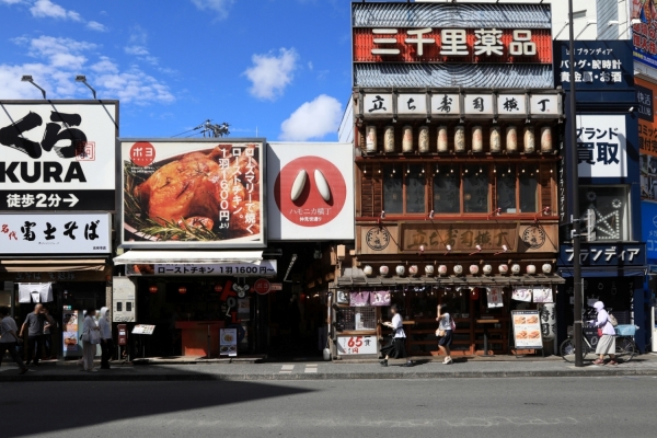吉祥寺駅北口を出てすぐの場所にある「サンロード」は、駅前から五日市街道まで南北に約300m伸びるアーケード商店街