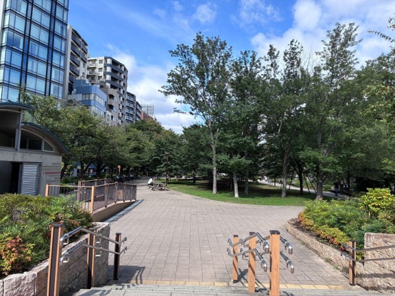 築地駅近くに延びる築地川公園