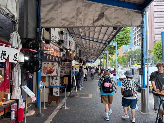 築地二丁目地区の計画地を囲む仮囲い