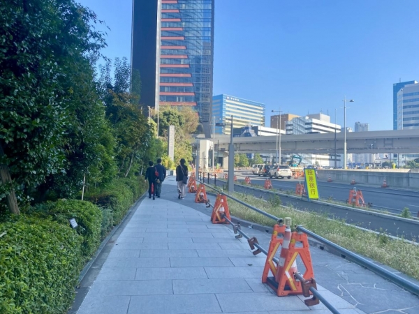 植栽はあるのに木陰がない港区汐留駅周辺の街並み